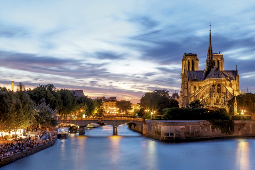 Em operação há mais de 30 anos, a Uniworld tem cruzeiros por 13 rios em mais de 20 países. Dentre eles, o rio Sena, representado na imagem.