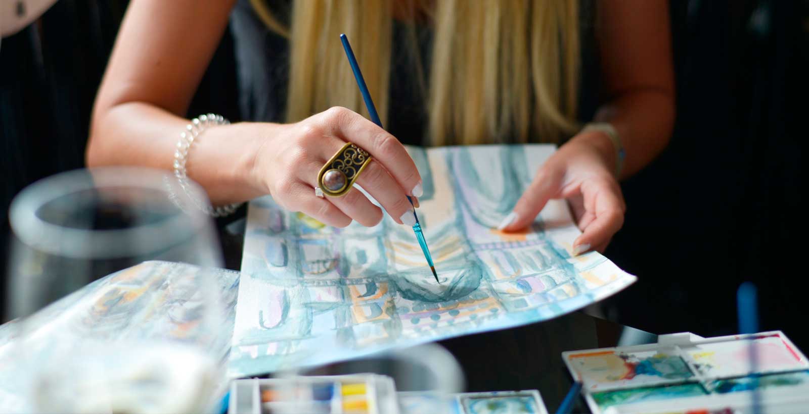 imagem representando o workshop oferecido pela Uniworld, de pintura e vinhos